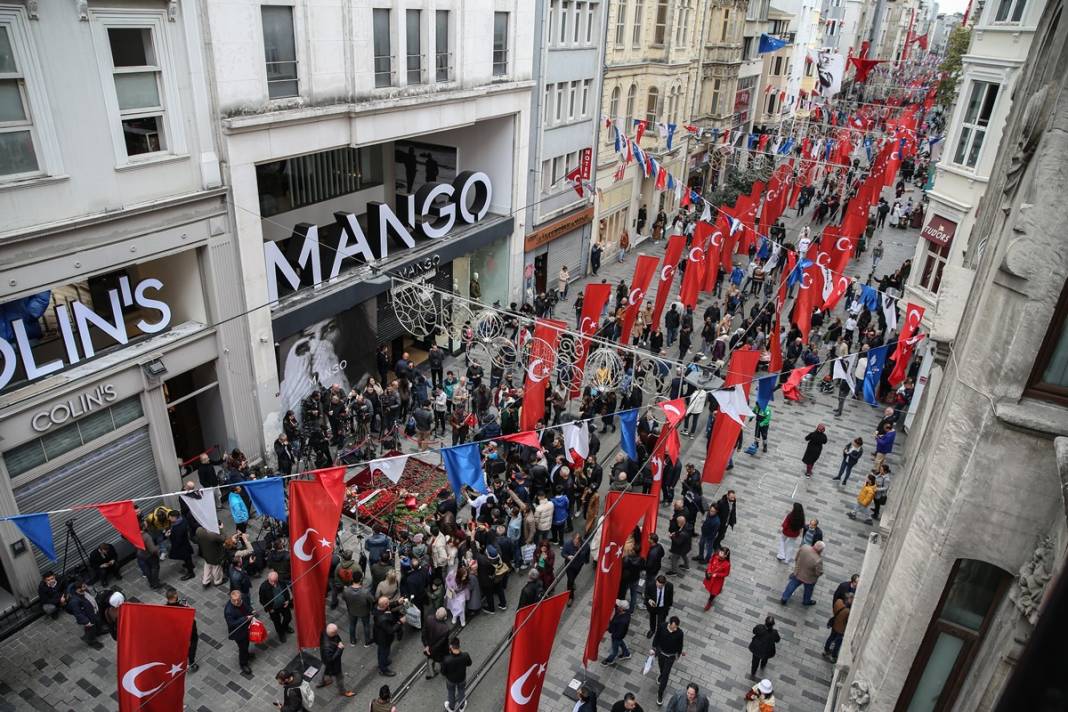 İstiklal Caddesi, Türk bayraklarıyla donatıldı 21